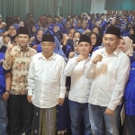 Prof Dr KH Asep Saifuddin Chalim, Emil Dardak, Gus Barra, Rizal Octavian dan Muhammad Sholeh foto bersama dengan para kader Demokrat usai acara ikrar dukungan di di Guest House Universitas KH. Abdul Chalim (UAC) Bendunganjati, Pacet, Mojokerto, Rabu (11/9/2024). Foto: M. Sulthon Neagara/bangsaonline