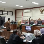 Sidang pembacaan pledoi oleh Terdakwa kasus dugaan pemotongan insentif ASN BPPD Sidoarjo, Ari Suryono di hadapan Majelis Hakim Pengadilan Tipikor Surabaya