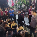 Polrestabes Surabaya saat mengamankan beberapa anggota perguruan silat pada saat pengesahan anggota baru PSHT.