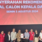 Abdul Ghofur saat menerima rekomendasi dari PSI untuk maju Pilkada 2024 di Lamongan.