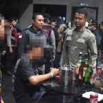 Petugas melakukan tes urine ke sejumlah pengunjunga di dua tempat RHU saat razia gabungan.