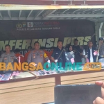 Para pelaku tawuran saat dihadirkan dalam konferensi pers di Mapolres Tanjung Perak. Foto: RUSMIYANTO/BANGSAONLINE
