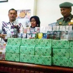 Sebanyak  4.961 bungkus rokok bodong diamankan Satpol PP Kota Batu, diserahkan kepada kantor Bea Cukai.