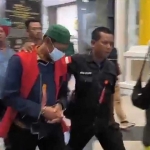 Kades Roomo Taqwa Zainudin, Sekretaris Desa Rudi Hermansyah, dan Ketua BPD Nur Hasyim saat gelandang ke Rutan Banjarsari. Foto: Ist.