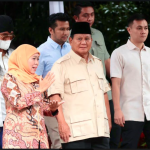 Eks Gubernur Jatim, Khofifah bersama Prabowo Subianto berjalan saat acara silaturahmi kebangsaan