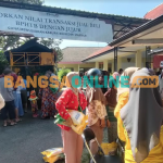 Warga saat antre di Operasi Pasar Murah untuk bisa membeli kebutuhan pokok dengan harga murah di Pendopo Kecamatan Pagu, Kediri (FOTO: MUJI HARJITA/BANGSAONLINE)