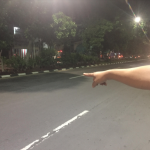 Warga menunjuk lokasi penjambretan pemotor oleh gangster bermotor di jalan raya Demak, Surabaya