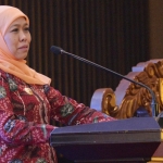 Gubernur Jawa Timur, Khofifah Indar Parawansa memberi sambutan dalam Rapat Kerja Daerah (Rakerda) Program Kependudukan, Keluarga Berencana dan Pembangunan Keluarga (KKBPK) Tahun 2019 di Ballroom Hotel Bumi Surabaya. foto: ist