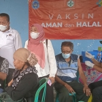Direktur Perumda Pasar Lamongan, Suhartono, saat meninjau giat vaksin booster.