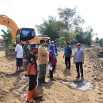 Pj Wali Kota Probolinggo, Nurkholis, saat meninjau proyek pembangunan bronjong di Sungai Kedunggaleng.