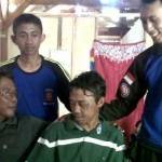 SELAMAT: Sukemi usai ditemukan tim Tagana dan diamankan di rumah kepala desa Bajulan. foto: soewandito/ BANGSAONLINE