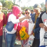 Pjs. Wali Kota Malang Wahid Wahyudi saat menyaksikan aktivis ISC Jatim memberikan edukasi kepada masyarakat akan bahayanya sampah plastik, Minggu (15/04).