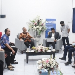 Wali Kota Kediri Abdullah Abu Bakar (lihat laptop) bersama Tim Juri lainnya. foto: ist.