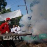 Bupati Jombang saat memfogging salah satu rumah warga. foto: rony suhartomo/ BANGSAONLINE