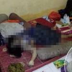 Mayat janda satu anak, Budi Setyowati ketika ditemukan di kamar rumahnya, kemarin. foto: catur 