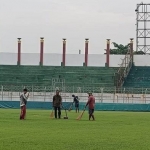 Pengelola SGB saat melakukan bersih-bersih lapangan Stadion Gelora Bangkalan.