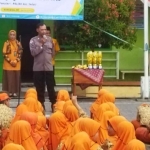 Kanit Binmas Polsek Sedati, Aiptu Nur Syamsi, saat mengedukasi pencegahan tindak perundungan atau bullying di MIN 2 Sidoarjo.