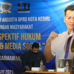 Reza Darmawan, Anggota Komisi A DPRD Kota Kediri (pegang mik). (foto: ist)