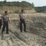 Polisi saat mendatangi lokasi tambang pasir ilegal di Desa Perangi, Kecamatan Padangan, Bojonegoro.
