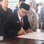 Bupati Blitar Drs. H. Rijanto M.M, saat menandatangani naskah deklarasi damai.