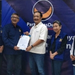 Bakal Calon Bupati Kediri Deny Widyanarko saat menerima surat rekomendasi dari Ketua Badan Pemenangan Pemilu (Bappilu) DPW Partai Nasdem Jawa Timur, Suhandoyo, 6 Juni lalu. Foto: Ist. 