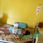 Salah satu korban saat dirawat di Puskesmas. foto: rony suhartomo/ BANGSAONLINE