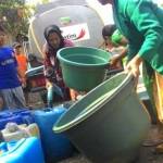 Droping air bersih oleh BPBD Jombang di Dusun Wonorejo Desa Ngrimbi Kecamatan Bareng. (foto: nurul hidayat/BANGSAONLINE)