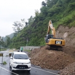Proses perbaikan jalur ambles di kawasan jalan jurusan Dengok perbatasan Pacitan.