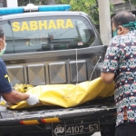 Mayat bayi saat dibawa ke kamar jenazah RSUD Jombang.