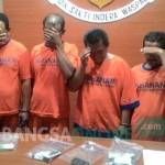 Keempat pelaku saat diamankan di Mapolres Kediri. foto: dendi martoni/ BANGSAONLINE