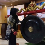 Bupati Mojokerto, Ikfina Fahmawati, saat menabuh gong sebagai tanda launching BUMDesMa LKD.