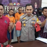 Kapolres Mojokerto AKBP Setyo menunjukkan barang bukti.