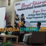 Komisioner Bawaslu Kota Mojokerto, Ilham Bagus, dan narasumber saat menggandeng komunitas dalam pesta demokrasi November mendatang. Foto: YUDI EKO PURNOMO/BANGSAONLINE