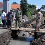 Rombongan Komisi C DPRD Jombang saat mengecek kondisi pembangunan drainase di depan kantor KUD Bahagia Desa/Kecamaatan Bareng, Senin (20/6). foto: ROMZA/ BANGSAONLINE