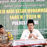 Ketua Tanfidziyah PCNU Kabupaten Kediri KH Muhammad Makmun Mahfud saat menyampaikan tausyiah didampingi Kapolres Kediri AKBP Bimo Ariyanto (kiri).