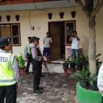 MARAK: Petugas gabungan saat razia kos dan hotel di Tuban beberapa waktu lalu. foto: suwandi/ BANGSAONLINE