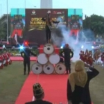 Calon Gubernur Jawa Timur nomor urut 02, Khofifah Indar Parawansa, ketika membalas hormat yang diberikan Drum Major saat Deklarasi Kampanye Damai di Tugu Pahlawan, Surabaya.