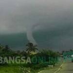 Angin puting beliung di desa Prigi kecamatan watulimo Trenggalek. foto: herman/ BANGASONLINE