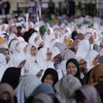 Ribuan jemaah pada saat Ngaji Bareng KH. Mustofa Bisri menyambut Tahun Baru Islam 2024