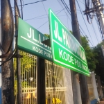 Plang kedua nama jalan yang terletak di Lingkungan Sukowidi, Kelurahan Klatak, Kecamatan Kalipuro.