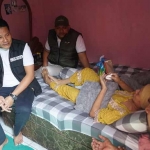 
PEDULI: Wabup Subandi saat mengunjungi warga sakit di Desa Tanggul Kecamatan Wonoayu, Jumat (9/6/2023). foto ist