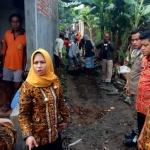 Wali Kota Ika Puspitasari didampingi Kepala DPUPR Mashudi ketika sidak di Kedungsari untuk melihat langsung dampak proyek. foto: YUDI EP/ BANGSAONLINE