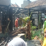 Kondisi 3 rumah warga Desa Pulopancikan RT 001 RW 003, Kecamatan Gresik hangus usai terbakar. (dok. Ist)
