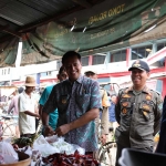 Pj Bupati Pamekasan Masrukin Bersama Basri Yulianto Kepala Disperindag saat di Pasar 17 Agustus, Kamis (30/11/2023).