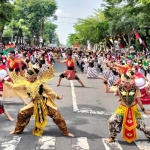 Pertunjukkan tari budaya di Jalan K.H. Wahid Hasyim, Jombang.