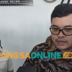 Bupati Kediri, Hanindhito Himawan Pramana, didampingi perwakilan PT Jenggolo Maju Mapan, Susmadiawati, saat memberi keterangan kepada wartawan. Foto: MUJI HARJITA/BANGSAONLINE