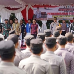 Bupati Kediri, Hanindhito Himawan Pramana (baju batik bertopi), saat mengikuti jalannya simulasi Sispamkota bersama Kapolres Kediri, AKBP Bimo Ariyanto, dan jajaran Forkopimda. Foto: Ist 