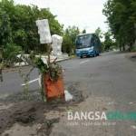 Kondisi jalan Nasional di wilayah Jombang yang rusak. Foto : Rony.S/bangsaonline