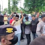 Massa aksi saat mendatangi Sekretariat PPK Tlanakan, Pamekasan.
