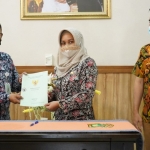 Wali Kota Ika Puspitasari menyerahkan sertifikat tanah aset untuk kelengkapan penyertaan modal BPRS Kota Mojokerto.